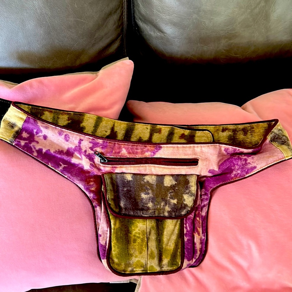 Tiedye fanny pack Velcro close. Show stopper ! Non smoking pet free home
